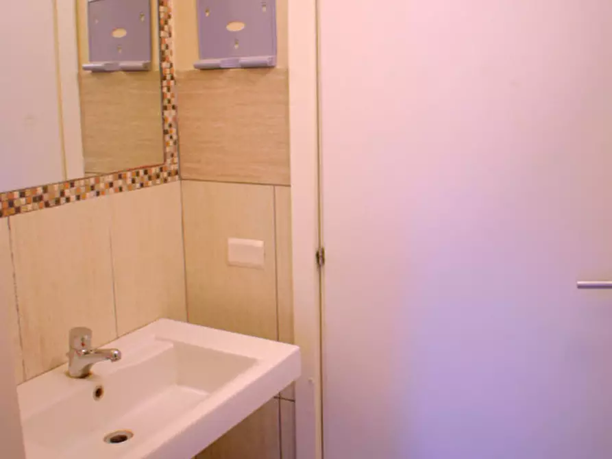 Immagine 15 di Negozio in vendita  in C.so G. Manthonè 38 a Pescara