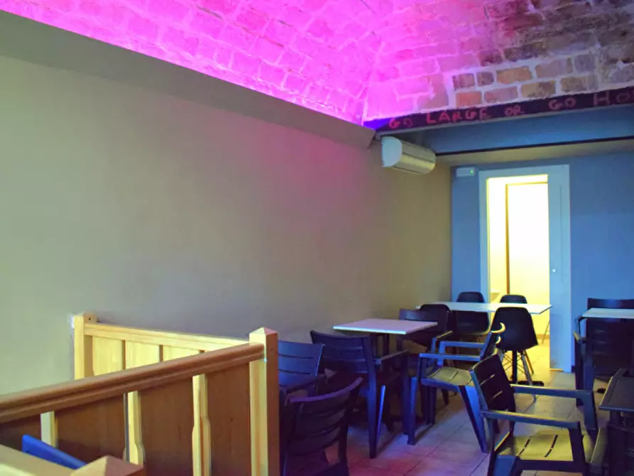 Immagine 26 di Negozio in vendita  in C.so G. Manthonè 38 a Pescara