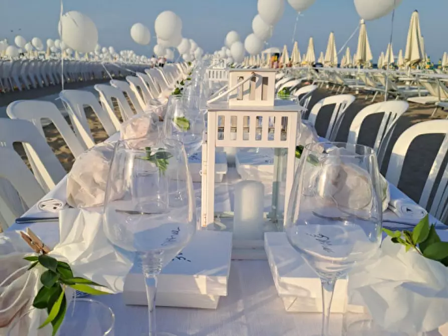 Immagine 2 di Attività commerciale in vendita  in Viale Giuseppe Mazzini 93 a Cesenatico