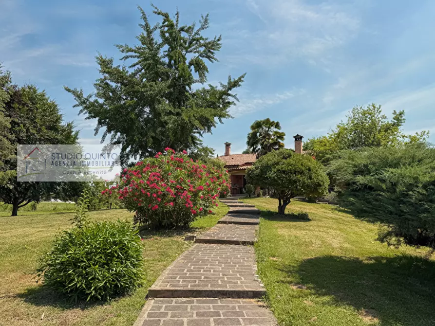 Immagine 2 di Villa in vendita  a Treviso