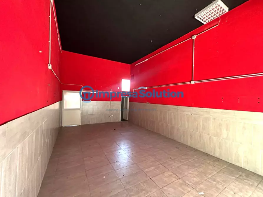 Immagine 5 di Negozio in affitto  in Via Nuova San Rocco a Napoli