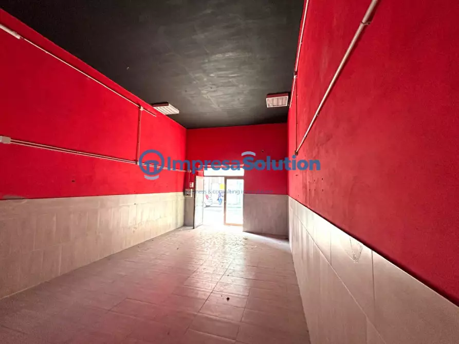 Immagine 6 di Negozio in affitto  in Via Nuova San Rocco a Napoli