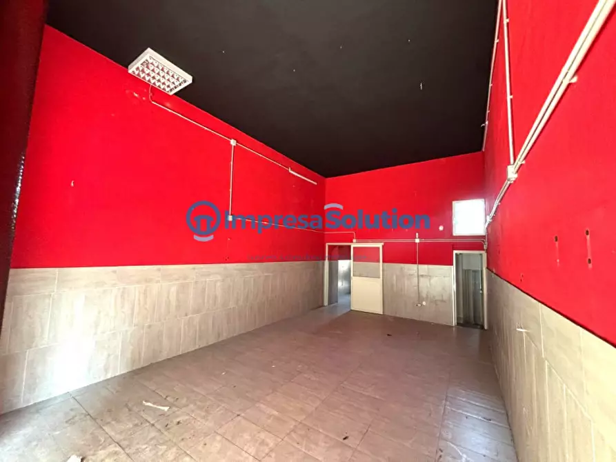 Immagine 7 di Negozio in affitto  in Via Nuova San Rocco a Napoli