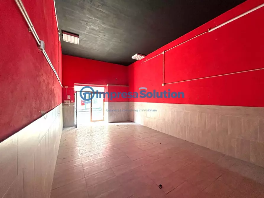 Immagine 9 di Negozio in affitto  in Via Nuova San Rocco a Napoli