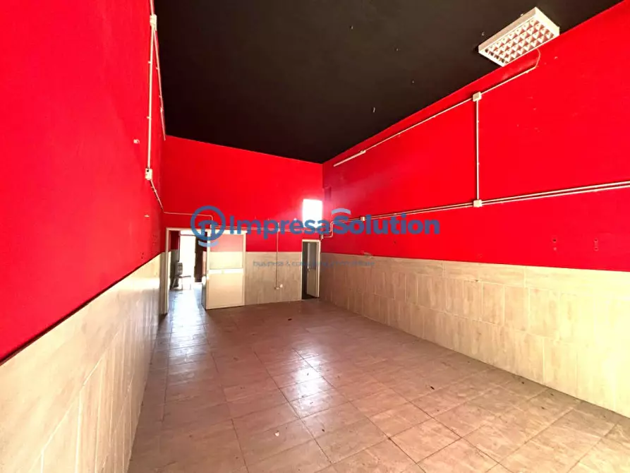 Immagine 10 di Negozio in affitto  in Via Nuova San Rocco a Napoli