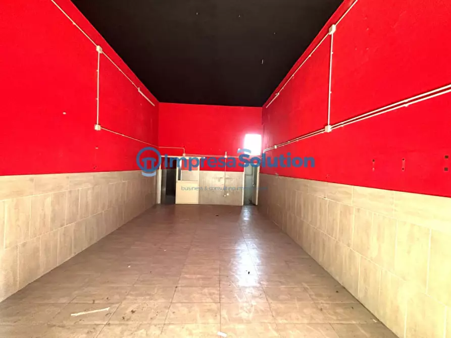 Immagine 11 di Negozio in affitto  in Via Nuova San Rocco a Napoli