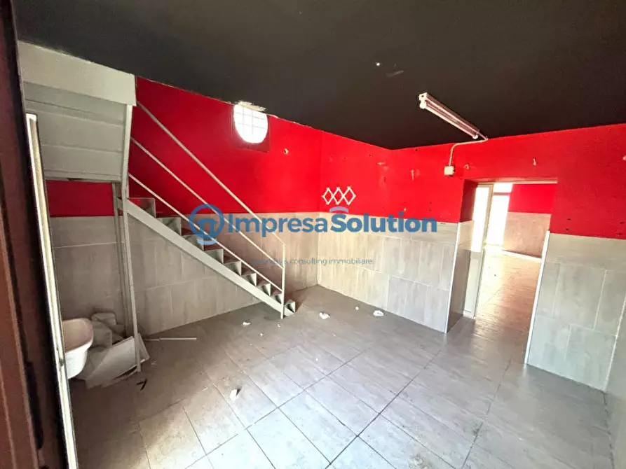 Immagine 12 di Negozio in affitto  in Via Nuova San Rocco a Napoli