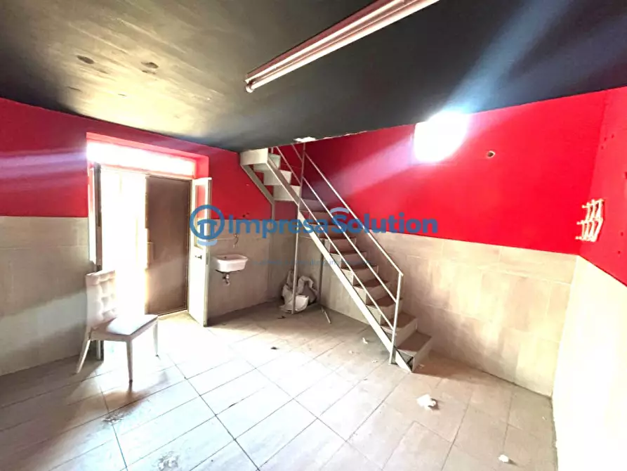 Immagine 13 di Negozio in affitto  in Via Nuova San Rocco a Napoli