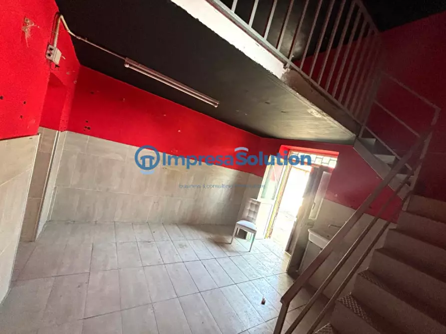 Immagine 14 di Negozio in affitto  in Via Nuova San Rocco a Napoli