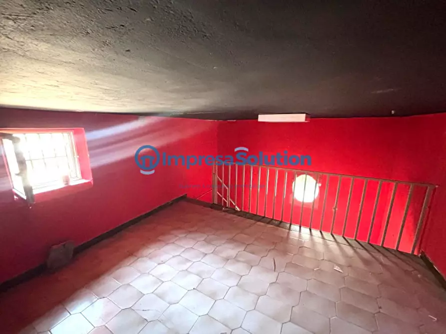 Immagine 16 di Negozio in affitto  in Via Nuova San Rocco a Napoli