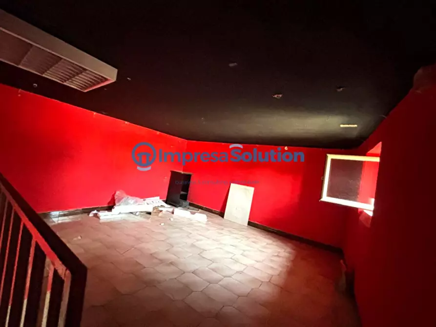 Immagine 17 di Negozio in affitto  in Via Nuova San Rocco a Napoli