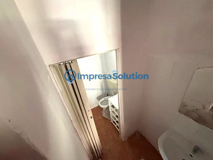 Immagine 19 di Negozio in affitto  in Via Nuova San Rocco a Napoli