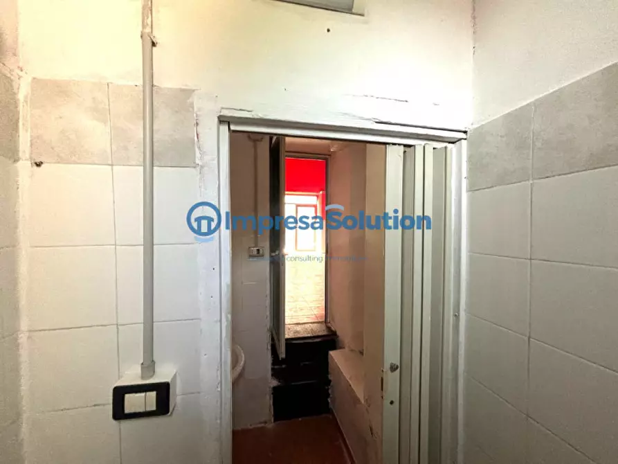 Immagine 20 di Negozio in affitto  in Via Nuova San Rocco a Napoli