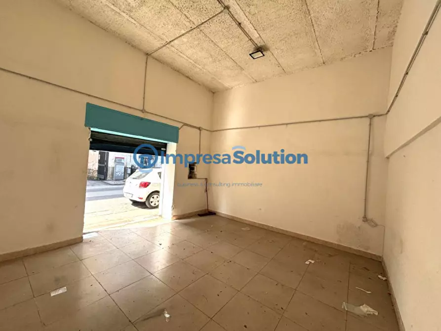 Immagine 8 di Negozio in affitto  in Via Nuova San Rocco a Napoli