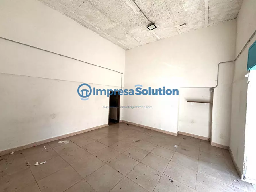 Immagine 10 di Negozio in affitto  in Via Nuova San Rocco a Napoli