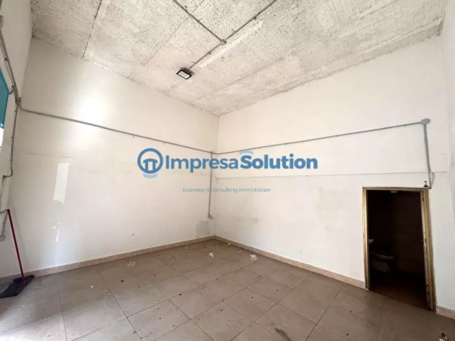 Immagine 11 di Negozio in affitto  in Via Nuova San Rocco a Napoli