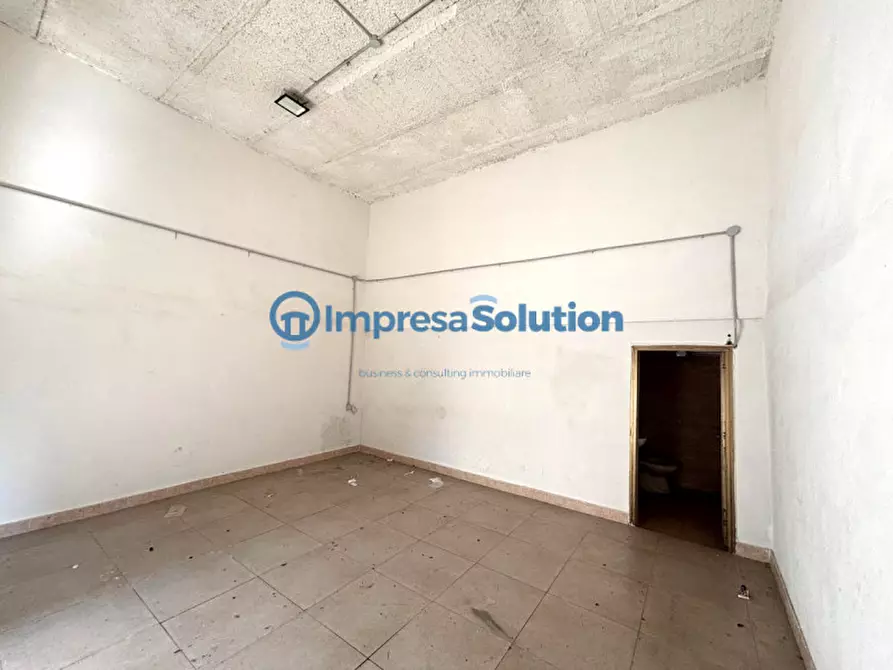 Immagine 12 di Negozio in affitto  in Via Nuova San Rocco a Napoli