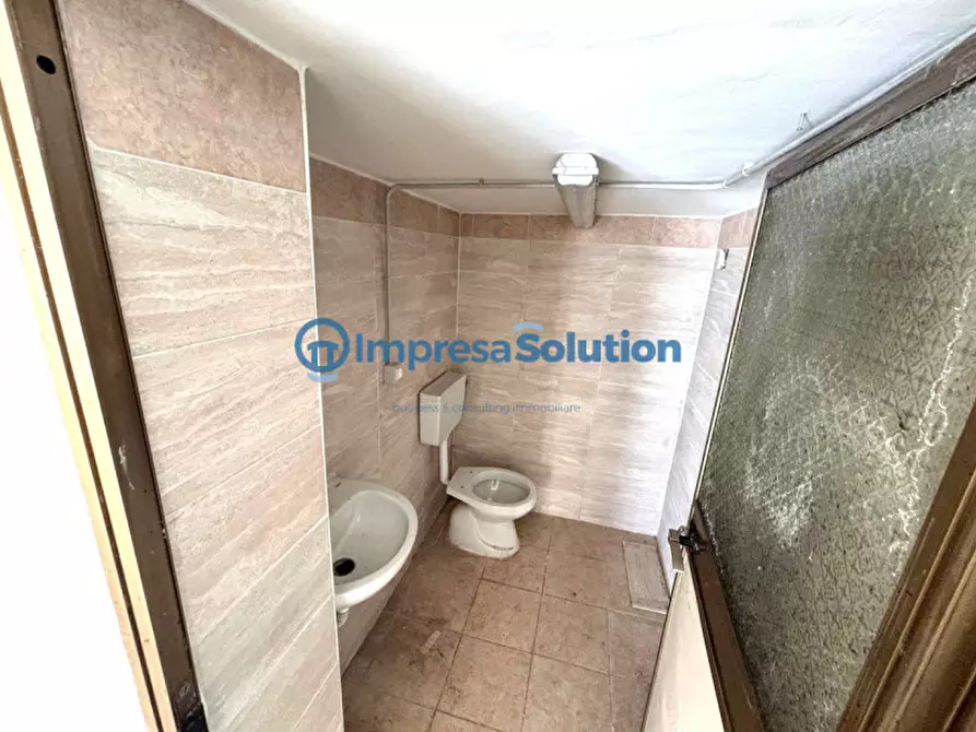 Immagine 13 di Negozio in affitto  in Via Nuova San Rocco a Napoli