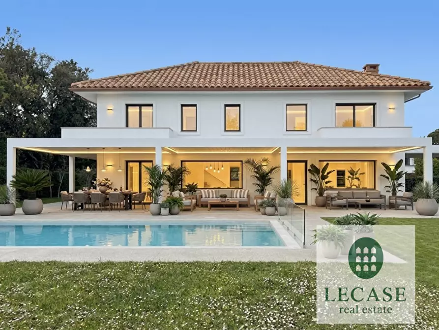 Immagine 1 di Villa in vendita  in Via Terreni Pacchiani a Forte Dei Marmi
