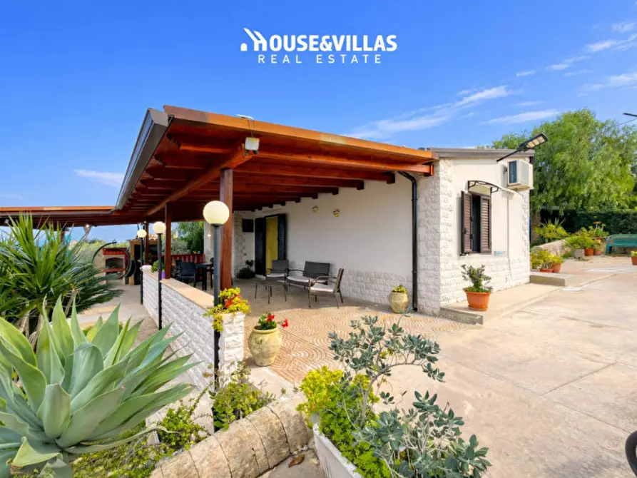 Immagine 11 di Villa in vendita  in contrada eloro a Noto