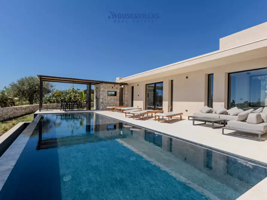 Immagine 1 di Villa in vendita  in contrada puzzi a Avola
