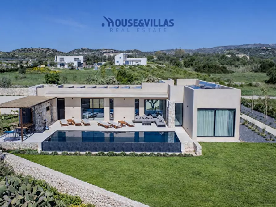 Immagine 3 di Villa in vendita  in contrada puzzi a Avola