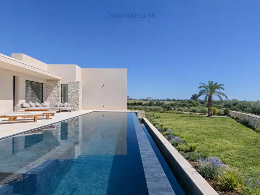 Immagine 22 di Villa in vendita  in contrada puzzi a Avola