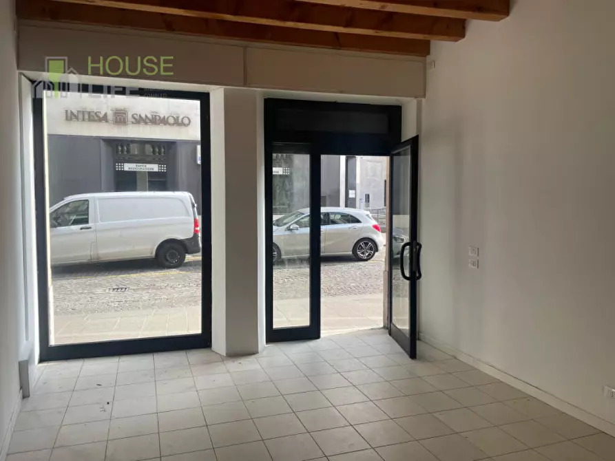 Immagine 1 di Attività commerciale in vendita  in Via Giosuè Carducci a Schio