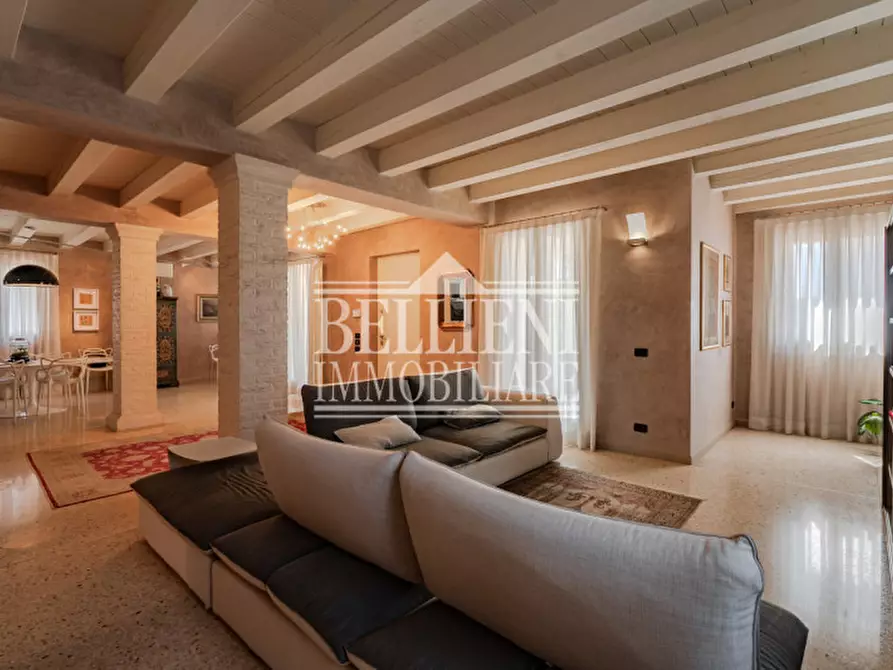 Immagine 1 di Villa in vendita  in Via Francesco Crispi a Costabissara