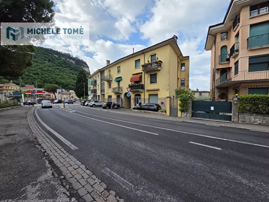 Immagine 1 di Negozio in affitto  in Corso Italia a Garda