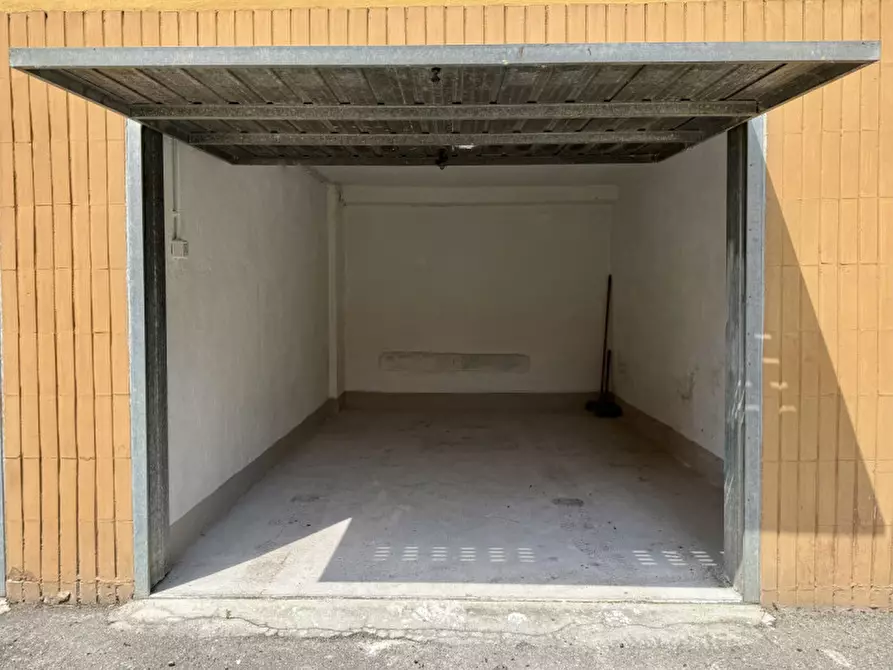 Immagine 1 di Garage in vendita  in Via Guelfa 30 a Bologna