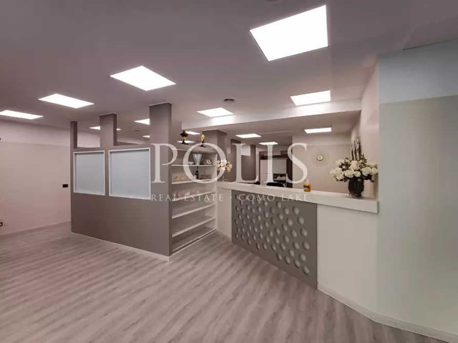 Immagine 2 di Negozio in vendita  a Como