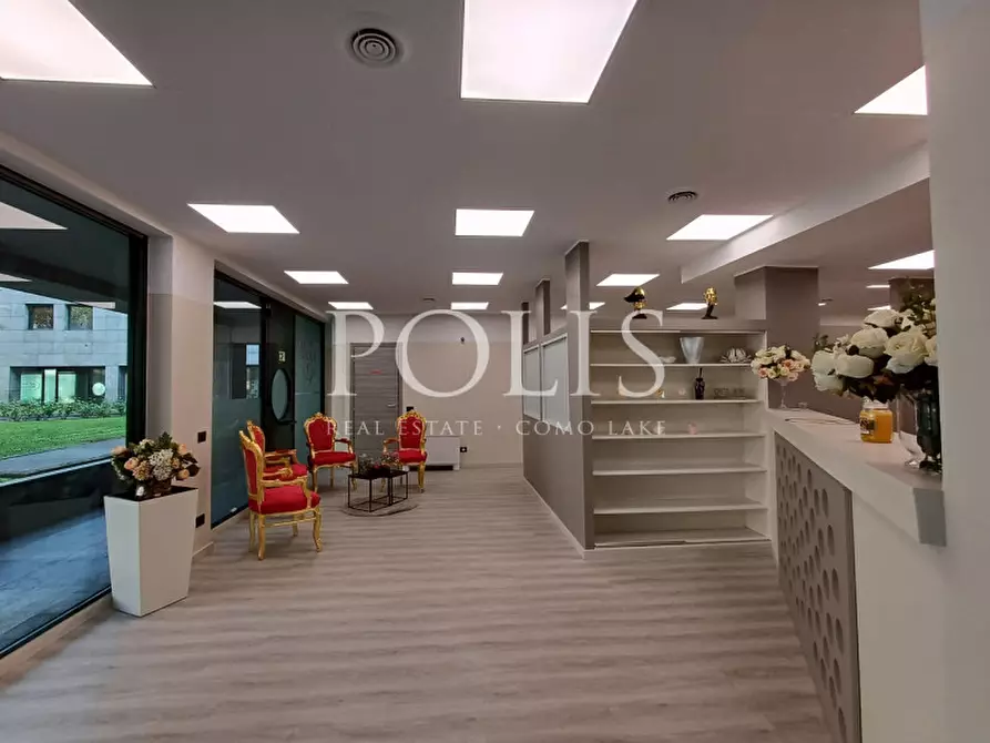 Immagine 3 di Negozio in vendita  a Como