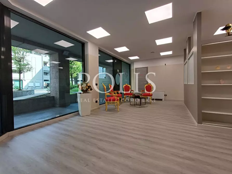 Immagine 4 di Negozio in vendita  a Como