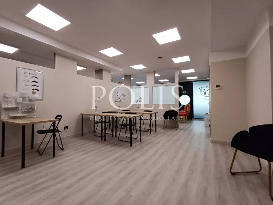 Immagine 6 di Negozio in vendita  a Como