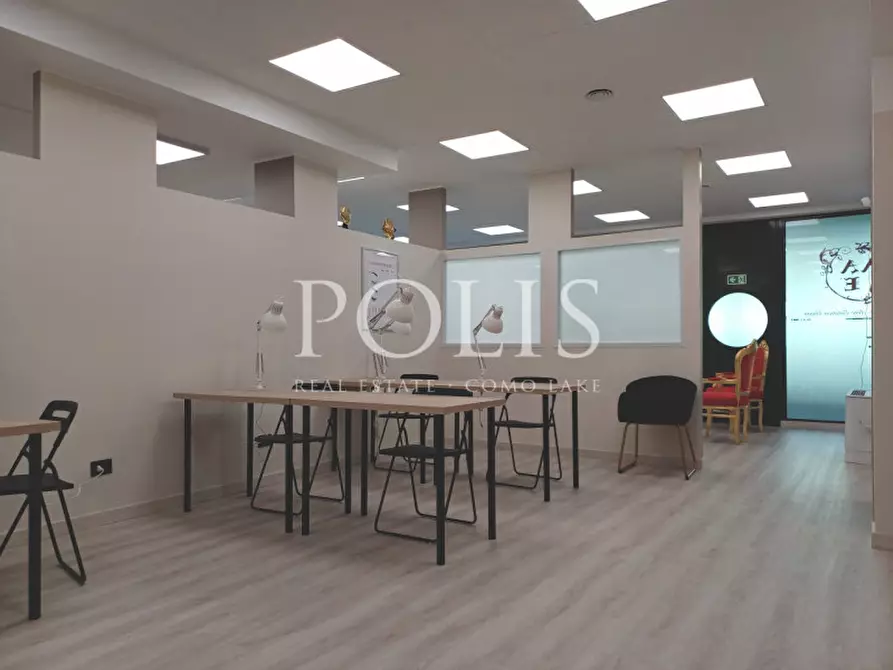 Immagine 8 di Negozio in vendita  a Como