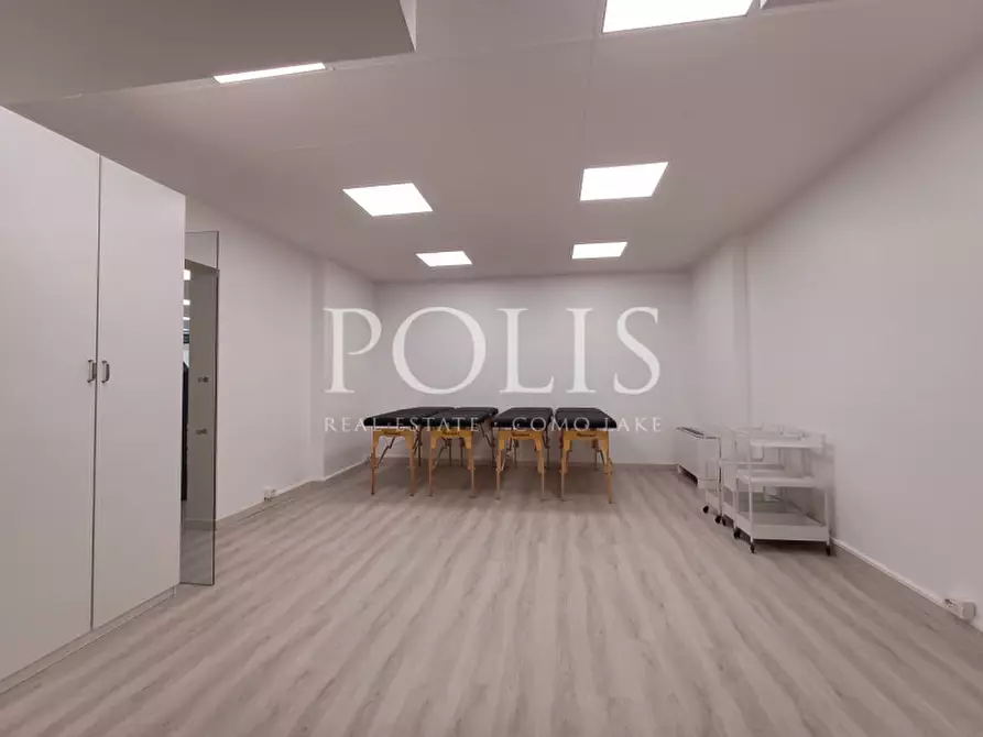 Immagine 10 di Negozio in vendita  a Como