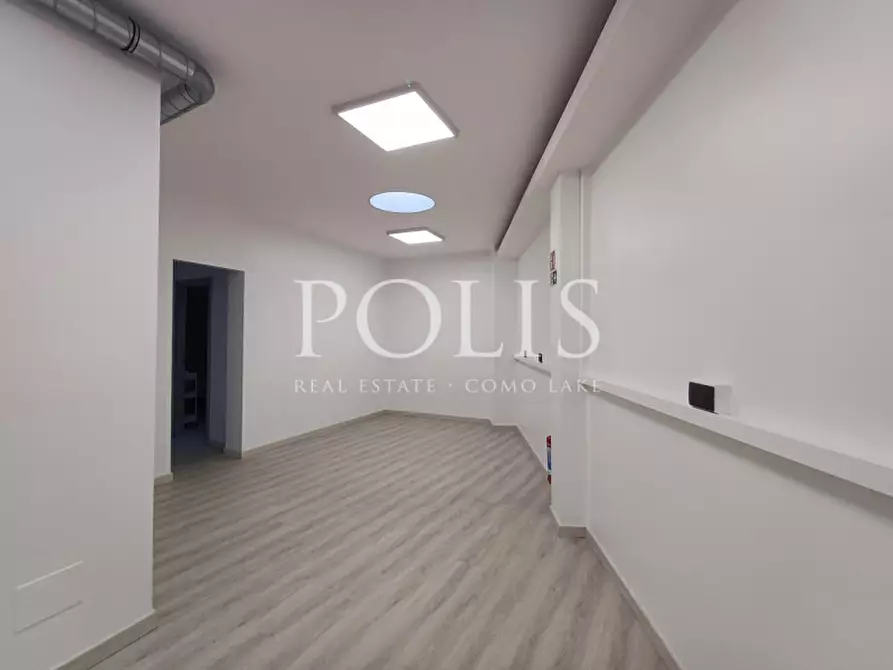 Immagine 11 di Negozio in vendita  a Como