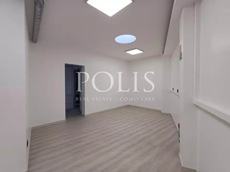 Immagine 12 di Negozio in vendita  a Como