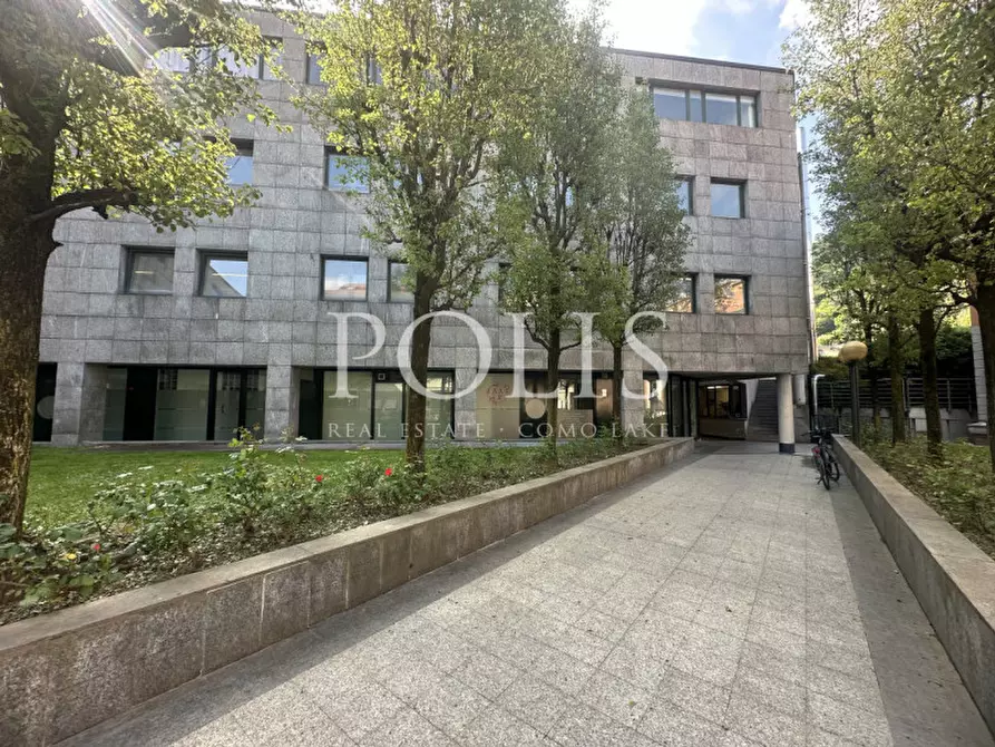 Immagine 13 di Negozio in vendita  a Como