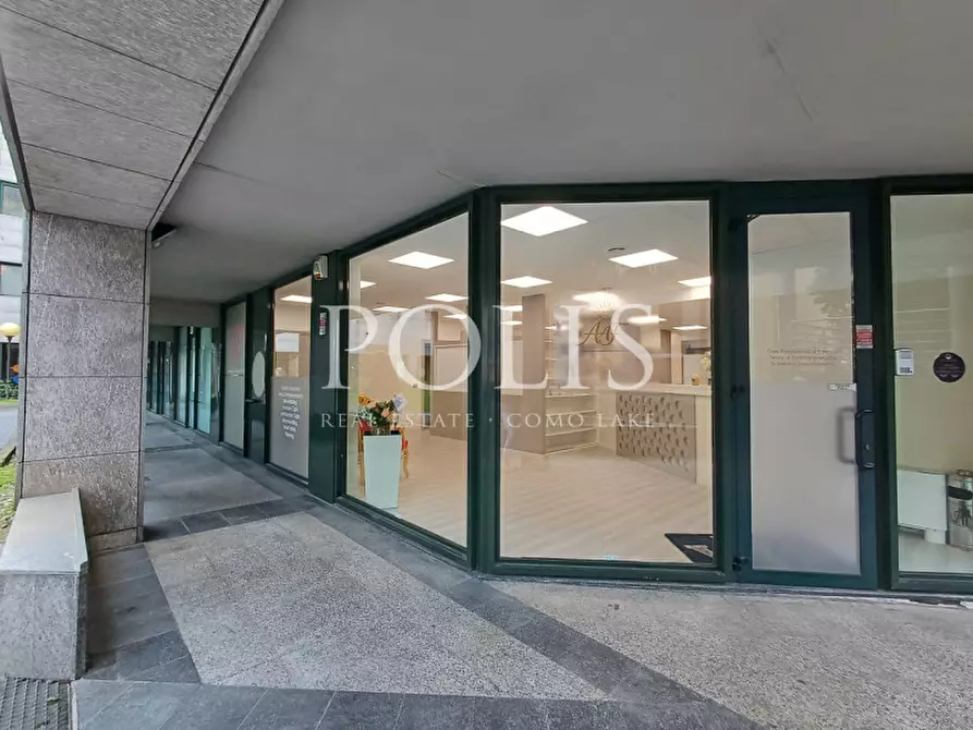 Immagine 15 di Negozio in vendita  a Como