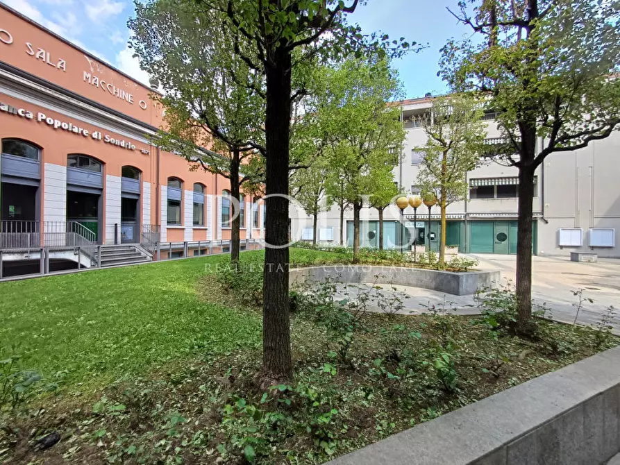 Immagine 17 di Negozio in vendita  a Como