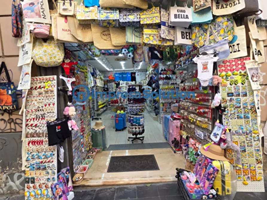 Immagine 8 di Negozio in vendita  in Via Duomo a Napoli
