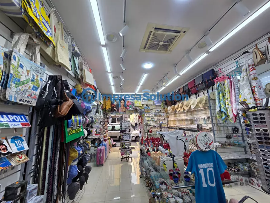Immagine 9 di Negozio in vendita  in Via Duomo a Napoli