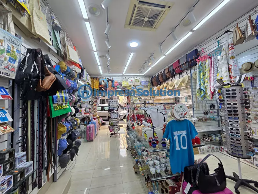 Immagine 10 di Negozio in vendita  in Via Duomo a Napoli