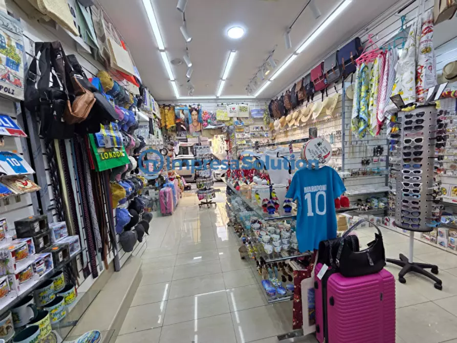 Immagine 11 di Negozio in vendita  in Via Duomo a Napoli