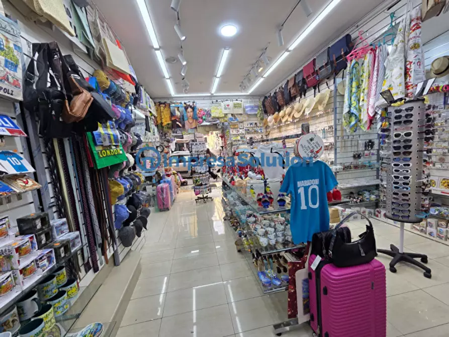 Immagine 12 di Negozio in vendita  in Via Duomo a Napoli