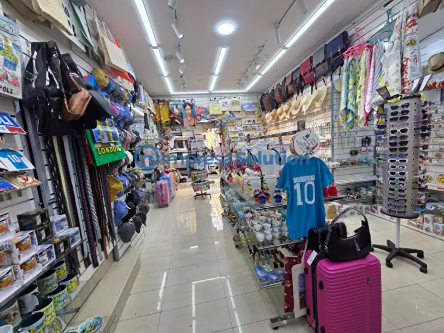 Immagine 13 di Negozio in vendita  in Via Duomo a Napoli