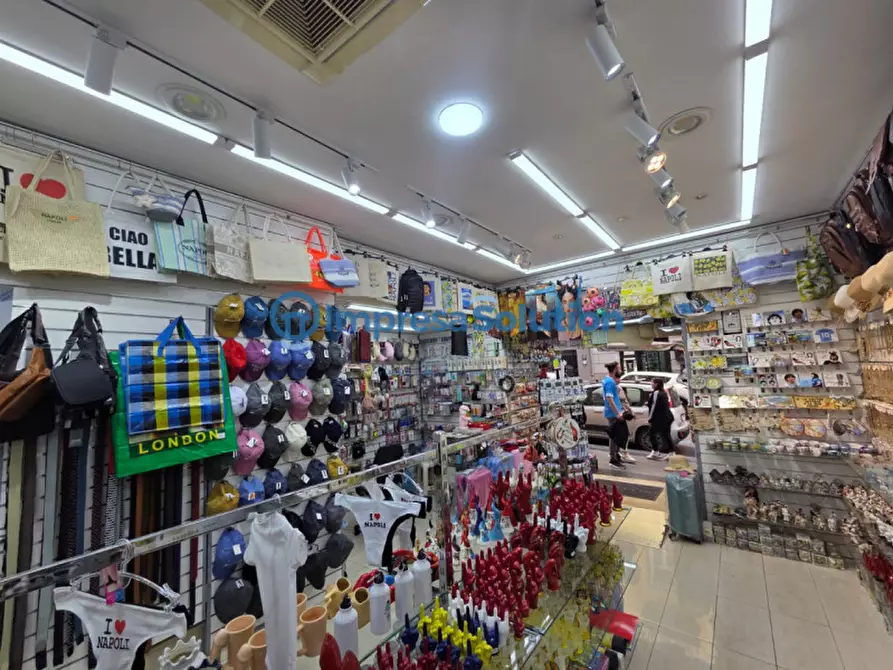 Immagine 14 di Negozio in vendita  in Via Duomo a Napoli