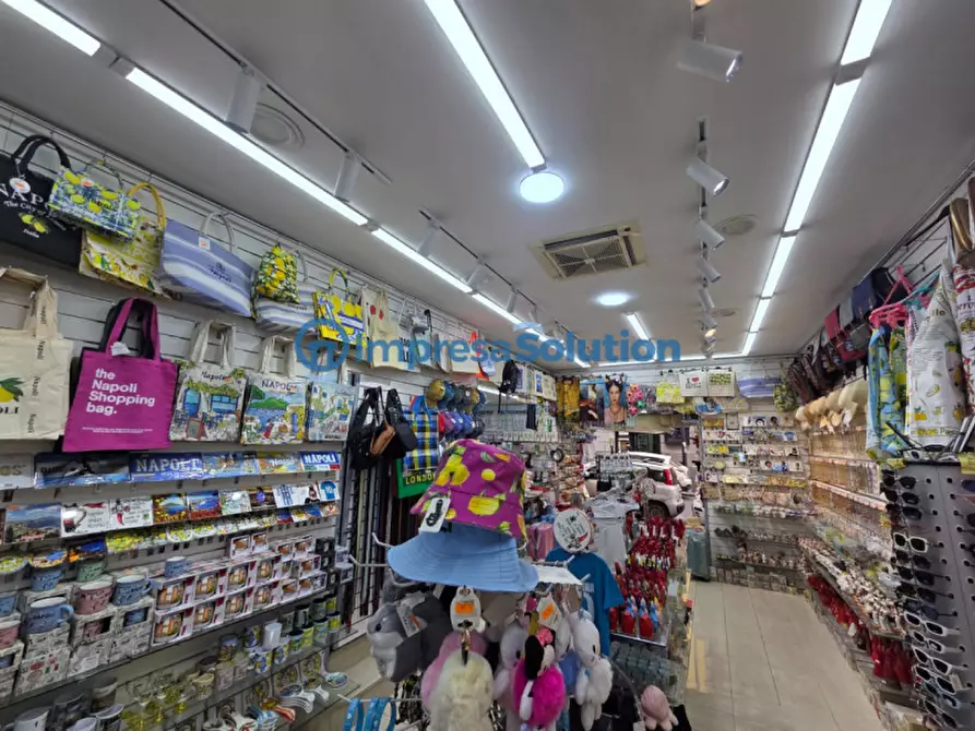 Immagine 15 di Negozio in vendita  in Via Duomo a Napoli